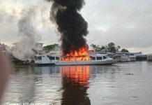 Barco Expresso Silva Lopes pega fogo no Porto de Anori e assusta moradores