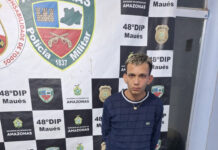 Homem é preso após ameaçar familiares e tentar atacar policiais com terçado em Maués