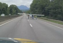 Avião de pequeno porte faz pouso forçado na BR-101 em SC após pane no motor