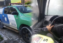 PM dirige viatura com goteira no braço em meio à chuva e vídeo escancara abandono da segurança pública no Amazonas
