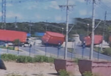 Motoqueiro escapa por pouco de ser esmagado por carreta que tomba na zona Leste de Manaus