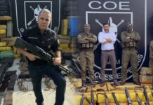 Policiais do Amazonas enfrentam traficantes armados em tiroteio no rio, mas governo estadual tenta capitalizar operação internacional como vitrine política