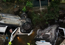 Motorista cai com carro em igarapé após tentar fugir de acidente em Petrópolis