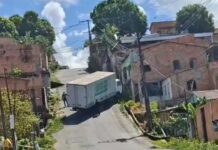Caminhão perde força em ladeira e quase causa acidente na Cidade de Deus, em Manaus