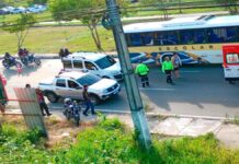 Acidente entre carro e moto causa congestionamento na avenida das Torres