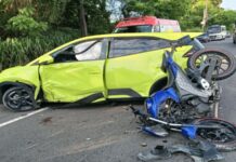 VÍDEO: Motociclista é arremessado após colisão com carro elétrico em Manaus