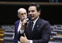 Capitão Alberto Neto cobra explicações do Ministério da Defesa sobre crise sem precedentes na Força Aérea Brasileira
