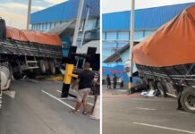 Carga tomba e atinge motociclistas e pedestre, na Zona Sul de Manaus