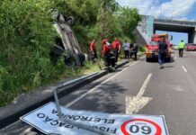 Carro colide com placa de sinalização e capota na zona norte de Manaus