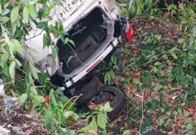 Carro cai em área de barranco na Zona Norte de Manaus e duas pessoas ficam feridas