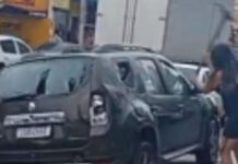 VÍDEO: mulher usa picareta e quebra carro do marido após suposta traição