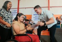 Prefeito da David Almeida entrega 300 títulos definitivos de terra na Cidade do Leste