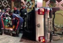 Motorista fica gravemente ferido após colidir e capotar carro em Manaus