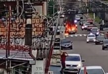 Chamas destroem carro na avenida Duque de Caxias; veja vídeo