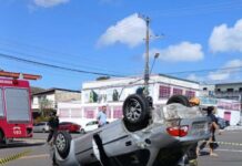 Carro capota após colisão no bairro Cachoeirinha, em Manaus