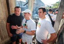 Prefeito David Almeida visita locais atingidos por incêndio no Morro da Liberdade