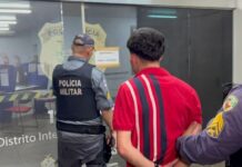 Preso por denúncia de agressão à esposa, homem chora em delegacia e diz: “Eu só me defendi”