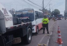 Prefeitura de Manaus apreende micro-ônibus com risco de incêndio e condutora sem habilitação
