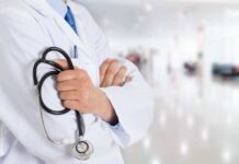 Médico é preso por repassar plantões a falso profissional em Manaus
