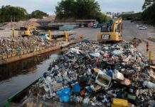 Prefeitura de Manaus retira mais de 2,4 mil toneladas de lixo de rios e igarapés