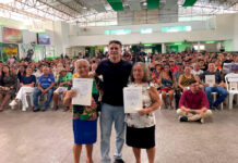 Prefeito David Almeida entrega 600 títulos de imóveis no Morro da Liberdade