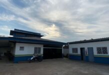 Mãe abandona filho de 4 anos sozinho em casa para ir beber; menino é flagrado em janela a 9 metros de altura