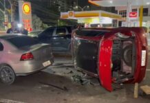 Mulher capota veículo em acidente no bairro Adrianópolis