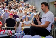 Ativista conservador Charlie Kirk morre após ser baleado em palestra nos EUA