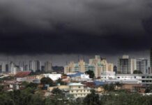 Manaus amanhece com chuva forte nesta segunda (29) e acende alerta climático