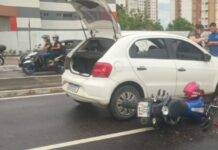 Mulher fica ferida em colisão entre carro e moto na Avenida Efigênio Sales