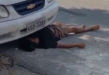 População agride suspeito de roubo que se deita no chão fingindo estar morto; Veja Vídeo