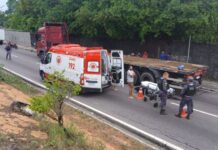 Grave acidente deixa motociclista de aplicativo e passageiro feridos na zona sul de Manaus