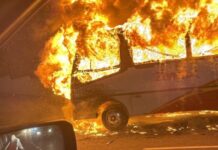 VÍDEO: Ônibus pega fogo em frente à UFAM e deixa passageiros em pânico, em Manaus