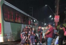 Mulher tem perna esmagada por ônibus após cair de moto na Avenida Torquato Tapajós, em Manaus