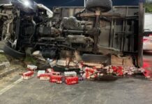 Caminhão carregado com cerveja tomba após bater em poste na Avenida Cosme Ferreira, em Manaus