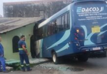 VÍDEO: Micro-ônibus invade residência em Manaus e destrói fachada