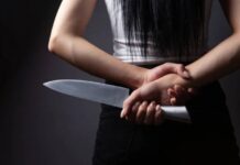 Armada com faca, mulher descobre marido com amante e tumulto toma conta de motel