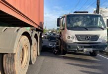 Colisão entre caminhão e moto deixa duas pessoas feridas em Manaus