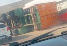 VÍDEO: Carreta tomba na Bola da Gillette e causa grande congestionamento em Manaus