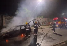 VÍDEO: Carro pega fogo e é destruído na Avenida das Torres, em Manaus
