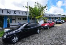 Homem é encontrado morto com múltiplas perfurações em terreno abandonado em Manaus
