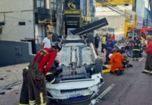 Carro capota na Djalma Batista e deixa quatro feridos em Manaus
