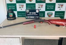 Motoqueiro tenta fugir de blitz e garupa é preso com espingarda no Novo Israel