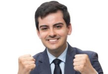 Dudu Camargo vence A Fazenda 17 com 75,88% dos votos e leva prêmio de R$ 2 milhões