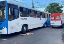 Motociclista venezuelano fica gravemente ferido após colisão com ônibus na Avenida Monte das Oliveiras, no Novo Israel