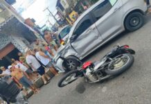 Suspeitos fogem da ROCAM em moto, batem em carro e são presos na Zona Oeste de Manaus