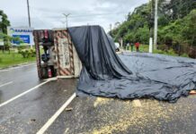 Tombamento de carreta espalha carga de milho na Avenida do Turismo, em Manaus