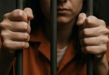 Mulher é presa com drogas em embarcação e tenta subornar policiais no interior do AM