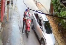 VÍDEO: Carro dá cobertura a ladrão que rouba moto de duas mulheres em Manaus