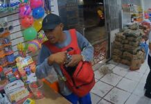 VÍDEO: assaltante armado invade comércio e rouba dinheiro e celular de cliente em Manaus